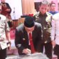 Wali Kota Padang Hendri Septa menandatangani prasasti peresmian SDN 02 Lubuk Buaya, Selasa (15/8/2023). (Diskominfo Padang)