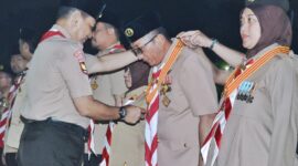 Wali Kota Padang Hendri Septa menerima Lencana Melati Pramuka dari Ketua Kwartir Nasional Gerakan Pramuka, Komjen Pol (Purn) Budi Waseso, Minggu (13/8/2023). (Diskominfo Padang)