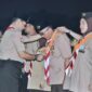 Wali Kota Padang Hendri Septa menerima Lencana Melati Pramuka dari Ketua Kwartir Nasional Gerakan Pramuka, Komjen Pol (Purn) Budi Waseso, Minggu (13/8/2023). (Diskominfo Padang)