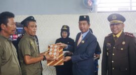 Wabup Pasaman Barat Risnawanto menyerahkan remisi kepada narapidana Lapas Terbuka Kelas IIB Pasaman, Kamis (17/8/2023). (Diskominfo Pasbar)