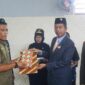 Wabup Pasaman Barat Risnawanto menyerahkan remisi kepada narapidana Lapas Terbuka Kelas IIB Pasaman, Kamis (17/8/2023). (Diskominfo Pasbar)