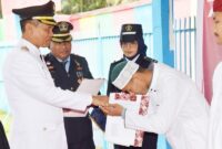 Wali Kota Pariaman Genius Umar menyerahkan secara simbolis SK remisi kepada warga binaan di Lapas Kelas IIB Pariaman, Kamis (17/8/2023). (Diskominfo Pariaman)
