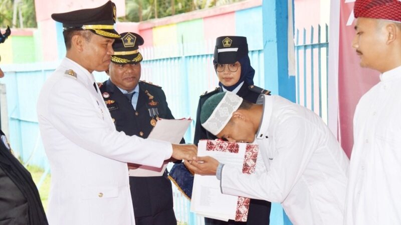 Wali Kota Pariaman Genius Umar menyerahkan secara simbolis SK remisi kepada warga binaan di Lapas Kelas IIB Pariaman, Kamis (17/8/2023). (Diskominfo Pariaman)