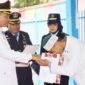 Wali Kota Pariaman Genius Umar menyerahkan secara simbolis SK remisi kepada warga binaan di Lapas Kelas IIB Pariaman, Kamis (17/8/2023). (Diskominfo Pariaman)