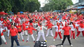 Suasana senam jantung massal di Pelataran Parkir Selatan GOR H. Agus Salim Padang. (Prokopim Padang)