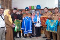 Wali Kota Padang Hendri Septa mengunjungi UKM Sulaman Benang Emas dan Limau Barongge di Kelurahan Teluk Kabung Selatan. (Prokopim Padang)