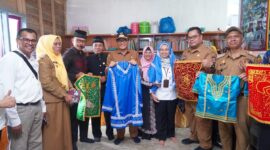 Wali Kota Padang Hendri Septa mengunjungi UKM Sulaman Benang Emas dan Limau Barongge di Kelurahan Teluk Kabung Selatan. (Prokopim Padang)