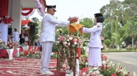 Gubernur Sumbar Mahyeldi menjadi Irup peringatan detik-detik Proklamasi Kemerdekaan RI ke-78 di Lapangan Istana Gubernuran, Kamis (17/8/2023). (adpsb)
