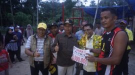 Penyerahan hadiah kepada pemenang Turnamen Bola Voli Antar Nagari se-Kecamatan Pasaman. (Diskominfo Pasbar)