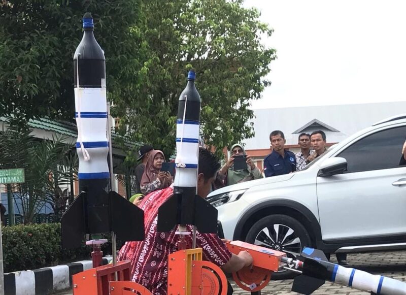 Lomba Roket Air di Asrama Haji Embarkasi Padang, Sabtu (9/9/2023). (Diskominfo Padang)