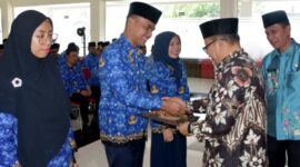 Bupati Agam Andri Warman menyerahkan SK kepada perwakilan ASN. (AMC Agam)