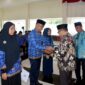 Bupati Agam Andri Warman menyerahkan SK kepada perwakilan ASN. (AMC Agam)