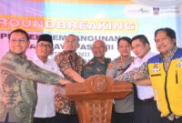 Penekanan tombol sirine oleh Wali Kota Hendri Septa bersama anggota Komisi VI DPR RI Andree Rosiade, unsur Forkopimda dan lainnya menandai dimulainya pembangunan Pasar Raya Fase VII, Rabu (20/9/2023). (Prokopim Padang)