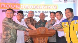 Penekanan tombol sirine oleh Wali Kota Hendri Septa bersama anggota Komisi VI DPR RI Andree Rosiade, unsur Forkopimda dan lainnya menandai dimulainya pembangunan Pasar Raya Fase VII, Rabu (20/9/2023). (Prokopim Padang)