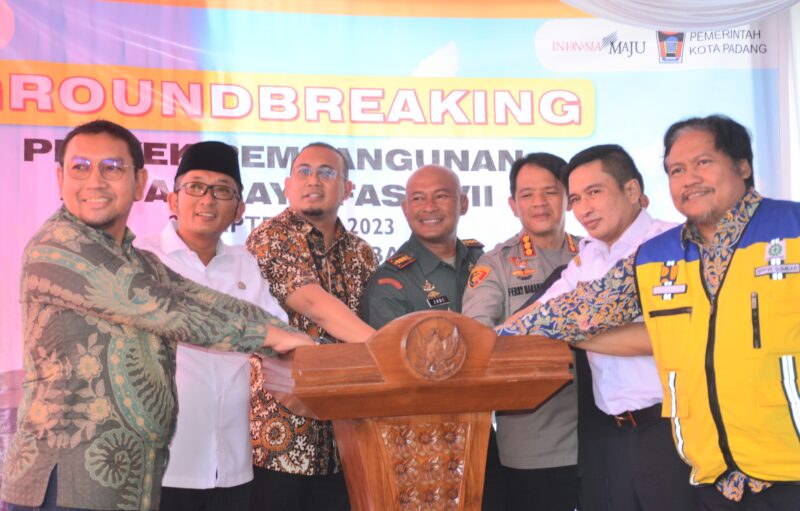 Penekanan tombol sirine oleh Wali Kota Hendri Septa bersama anggota Komisi VI DPR RI Andree Rosiade, unsur Forkopimda dan lainnya menandai dimulainya pembangunan Pasar Raya Fase VII, Rabu (20/9/2023). (Prokopim Padang)
