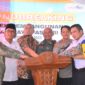 Penekanan tombol sirine oleh Wali Kota Hendri Septa bersama anggota Komisi VI DPR RI Andree Rosiade, unsur Forkopimda dan lainnya menandai dimulainya pembangunan Pasar Raya Fase VII, Rabu (20/9/2023). (Prokopim Padang)