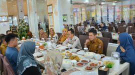 Wakil Wali Kota Padang Ekos Albar dan jajaran menyambut kedatangan Tim Verifikasi Lapangan Kabupaten/Kota Sehat (KKS) 2023 di salah satu rumah makan di Padang, Selasa (5/9/2023). (Prokopim Padang)