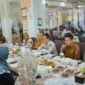 Wakil Wali Kota Padang Ekos Albar dan jajaran menyambut kedatangan Tim Verifikasi Lapangan Kabupaten/Kota Sehat (KKS) 2023 di salah satu rumah makan di Padang, Selasa (5/9/2023). (Prokopim Padang)