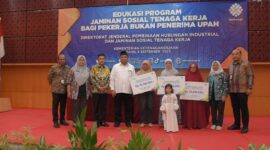Penyerahan santunan JKM kepada ahli waris penerima manfaat BPJS Ketenagakerjaan bukan penerima upah atau pekerja informal. (Prokopim Padang)