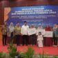 Penyerahan santunan JKM kepada ahli waris penerima manfaat BPJS Ketenagakerjaan bukan penerima upah atau pekerja informal. (Prokopim Padang)