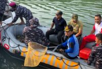 TNI AL Lantamal II Padang menggelar aksi bersih-bersih sungai di Batang Arau, Kota Padang, Selasa (5/9/2023). (Diskominfo Padang)