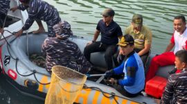 TNI AL Lantamal II Padang menggelar aksi bersih-bersih sungai di Batang Arau, Kota Padang, Selasa (5/9/2023). (Diskominfo Padang)