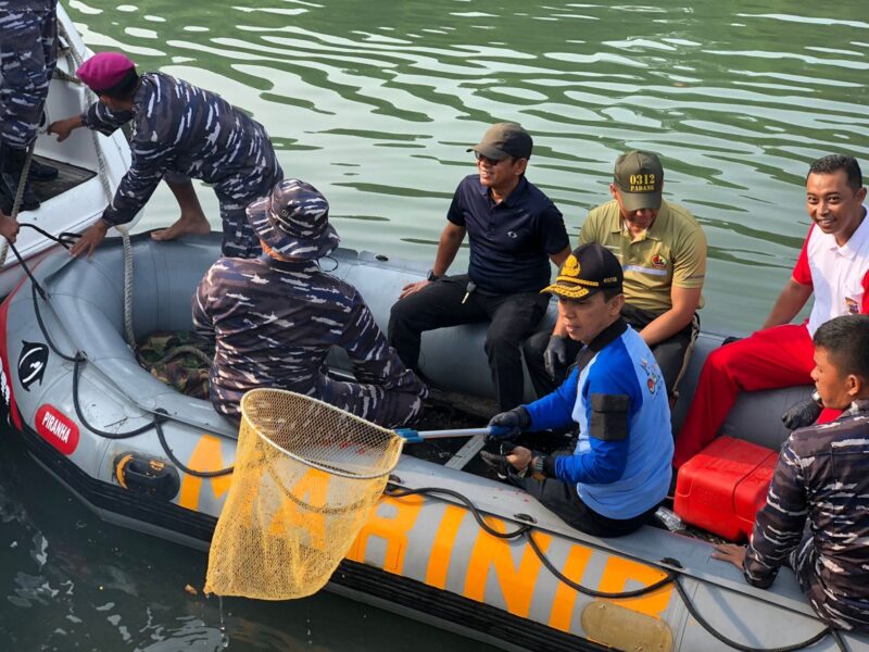 TNI AL Lantamal II Padang menggelar aksi bersih-bersih sungai di Batang Arau, Kota Padang, Selasa (5/9/2023). (Diskominfo Padang)