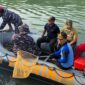 TNI AL Lantamal II Padang menggelar aksi bersih-bersih sungai di Batang Arau, Kota Padang, Selasa (5/9/2023). (Diskominfo Padang)
