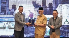 Gubernur Sumbar Mahyeldi saat Customer Gathering PLN UID Sumbar di Ballroom 2 ZHM Premiere Hotel, Selasa (5/9/2023). (adpsb)