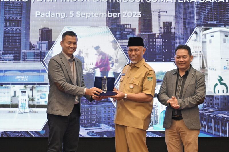 Gubernur Sumbar Mahyeldi saat Customer Gathering PLN UID Sumbar di Ballroom 2 ZHM Premiere Hotel, Selasa (5/9/2023). (adpsb)