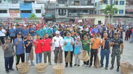 Gubernur Mahyeldi saat menghadiri agenda Gerakan Bersih (GeBer) Pelabuhan dalam Rangka Harhubnas 2023 di Pelabuhan Muaro, Padang, Rabu (13/9/2023). (adpsb)