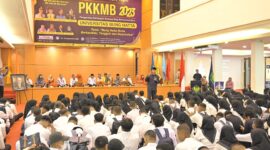 Gubernur Sumbar Mahyeldi membakar semangat maba UBH pada acara PKKMB di UBH, Kamis (14/9/2023). (adpsb)