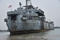 KRI Teluk Bone tiba di perairan Pariaman, Kamis (28/9/2023). (Diskominfo Pariaman)