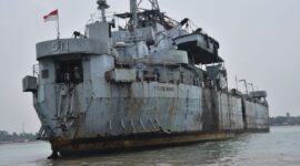 KRI Teluk Bone tiba di perairan Pariaman, Kamis (28/9/2023). (Diskominfo Pariaman)
