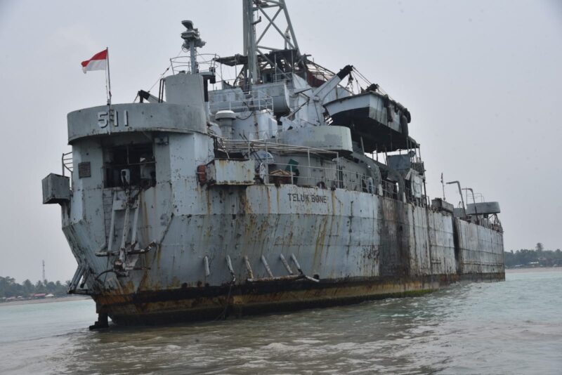 KRI Teluk Bone tiba di perairan Pariaman, Kamis (28/9/2023). (Diskominfo Pariaman)