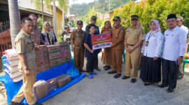 Wali Kota Padang Hendri Septa menyerahkan bantuan kepada warga di Kecamatan Padang Selatan. (Prokopim Padang)