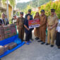 Wali Kota Padang Hendri Septa menyerahkan bantuan kepada warga di Kecamatan Padang Selatan. (Prokopim Padang)