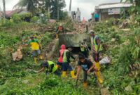 Pembersihan saluran sekunder yang berada di Tanjung Berok, Kecamatan Nanggalo. (Diskominfo Padang)