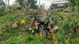 Pembersihan saluran sekunder yang berada di Tanjung Berok, Kecamatan Nanggalo. (Diskominfo Padang)