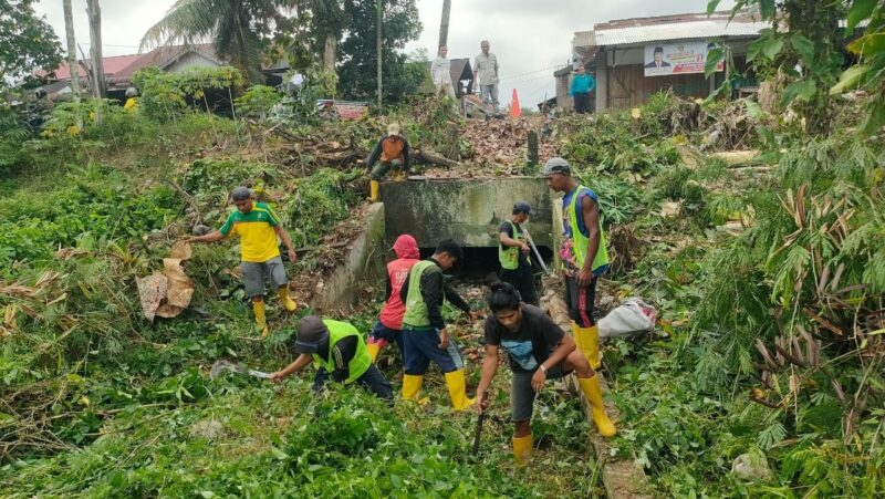 Pembersihan saluran sekunder yang berada di Tanjung Berok, Kecamatan Nanggalo. (Diskominfo Padang)