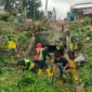 Pembersihan saluran sekunder yang berada di Tanjung Berok, Kecamatan Nanggalo. (Diskominfo Padang)