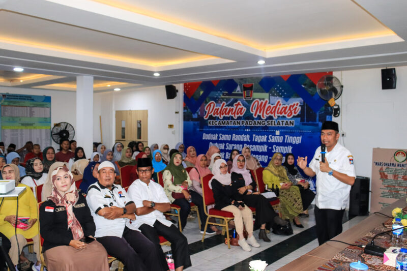 Kepala Dinsos Padang Heriza Syafani saat Sosialisasi DTKS di Aula Kantor Camat Padang Selatan, Rabu (20/9/2023). (Dinsos Padang)