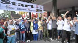 Gubernur Sumbar Mahyeldi melepas peserta Fun Walk Kadin Sumbar di halaman Kantor Gubernur, Minggu (24/9/2023). (adpsb)