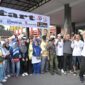 Gubernur Sumbar Mahyeldi melepas peserta Fun Walk Kadin Sumbar di halaman Kantor Gubernur, Minggu (24/9/2023). (adpsb)