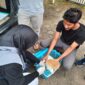Petugas melaksanakan vaksinasi hewan peliharaan warga. (Diskominfo Padang)