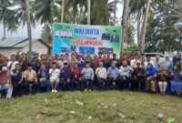 Wali Kota Padang Hendri Septa dan jajaran bersama para nelayan usai penyerahan kartu BPJS Ketenagakerjaan di Kampung Nelayan Pasie Nan Tigo, Jumat (22/9/2023).