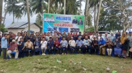 Wali Kota Padang Hendri Septa dan jajaran bersama para nelayan usai penyerahan kartu BPJS Ketenagakerjaan di Kampung Nelayan Pasie Nan Tigo, Jumat (22/9/2023).