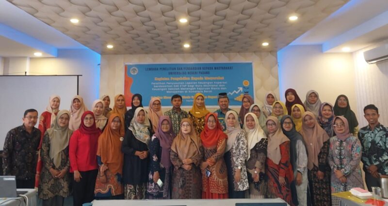 Tim PKM Departemen Akuntansi FEB UNP saat kegiatan PKM di SMKN 2 Padang. 