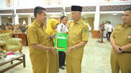 Gubernur Sumbar Mahyeldi menyerahkan secara simbolis SK kenaikan pangkat kepada perwakilan ASN, Selasa (19/9/2023). (adpsb) 