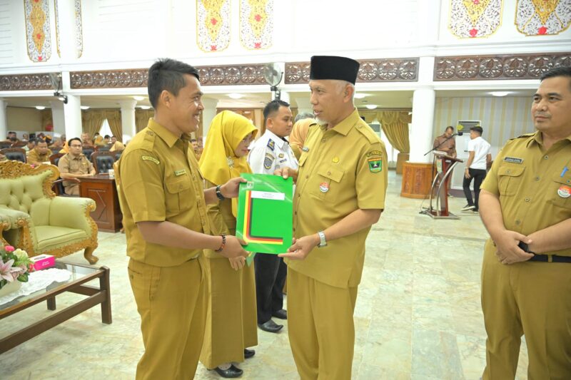 Gubernur Sumbar Mahyeldi menyerahkan secara simbolis SK kenaikan pangkat kepada perwakilan ASN, Selasa (19/9/2023). (adpsb) 